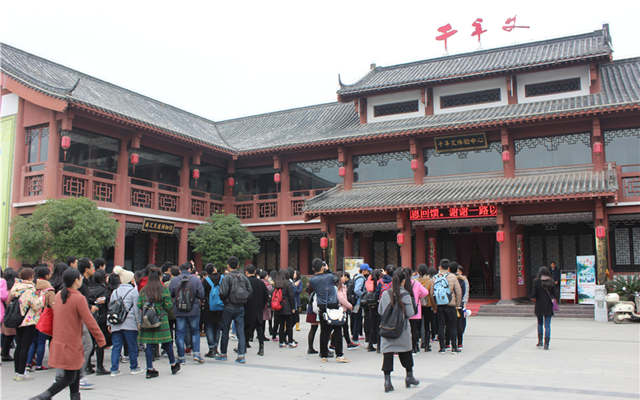 中南民族大学药学院师生来千年艾蕲艾灸道博物馆,领略非遗魅力