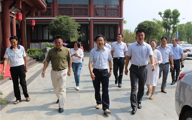 南阳市中医药管理局局长桂延耀一行来千年艾考察交流