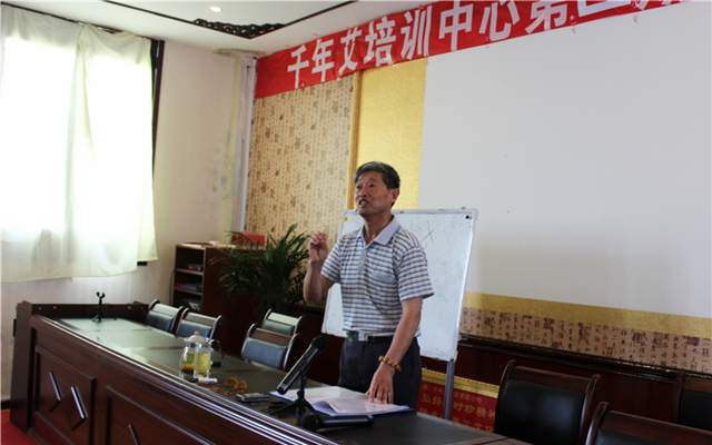 《本草》常务副主编韩进林来千年艾授课