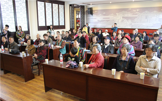 荆州市50名退休老人来千年艾旅游参观