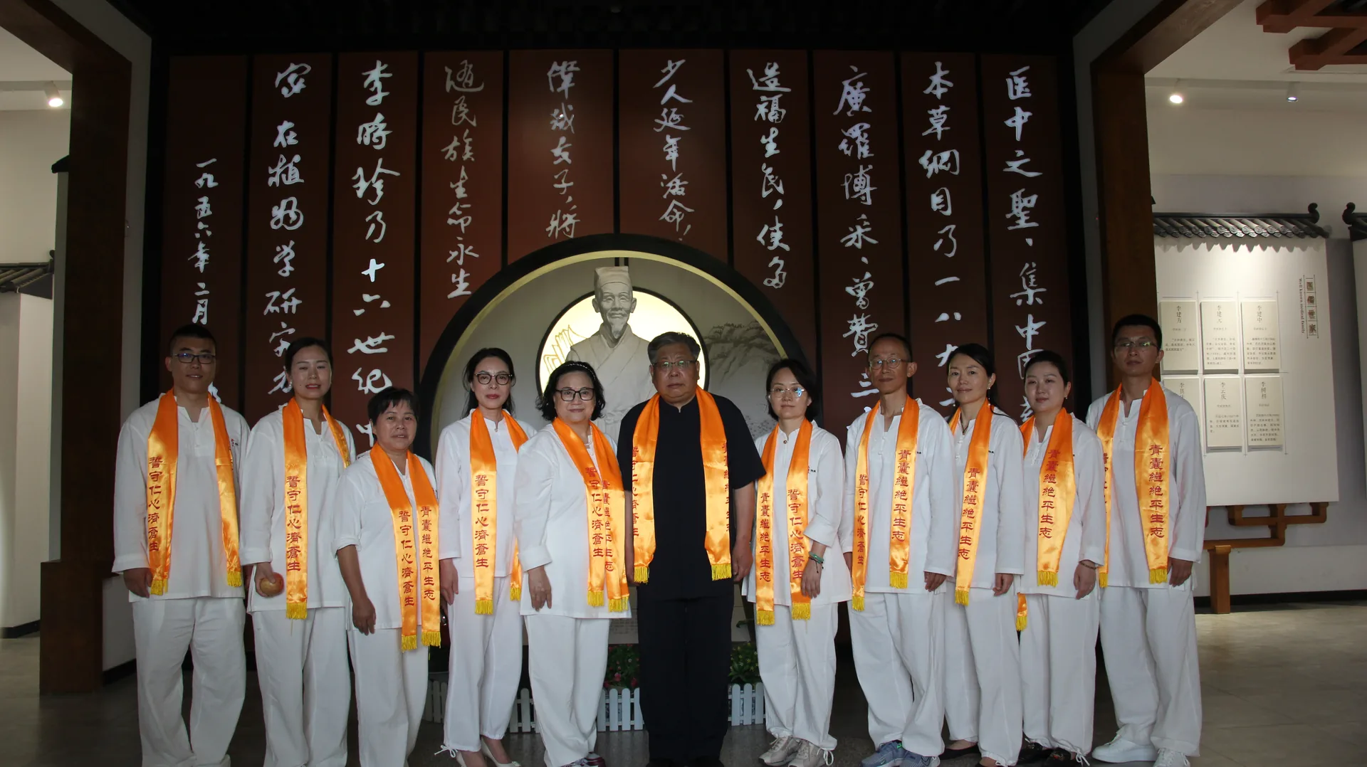 传承医道,缅怀先圣!国家级非遗代表性传承人韩善明师徒祭拜李时珍!
